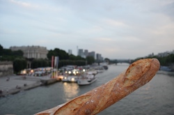 川とフランスパン.jpg